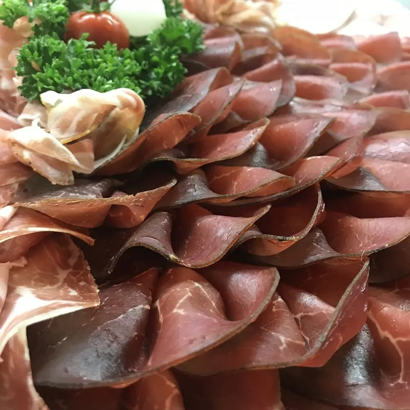 Von Hand gefächertes Trockenfleisch auf einer Platte