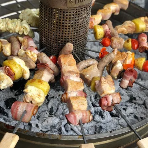 Buffalo-Spiessgrill mit Fleisch- und Gemüsespiessen über der Glut