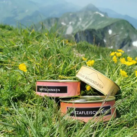 Büchsenfleisch aus eigener Produktion auf einer Alpwiese