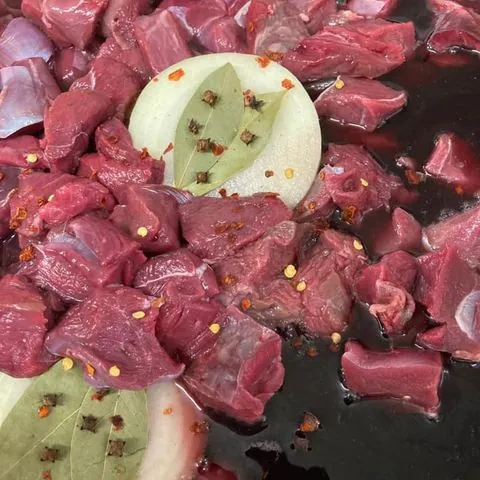 Wildfleisch in Marinade mit Lorbeer und Zwiebeln