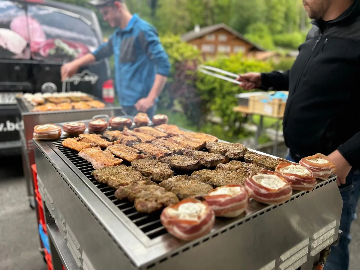 Grillieren an einem Anlass: Steaks und Speckröllchen auf dem grossen Grill
