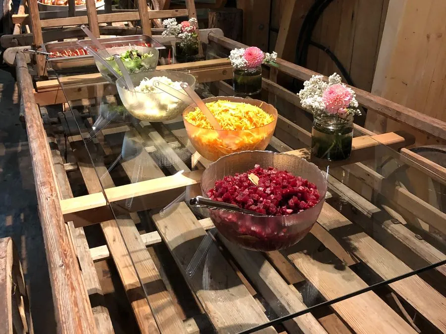 Salatbuffet in Glasschalen auf einem Holzgestell