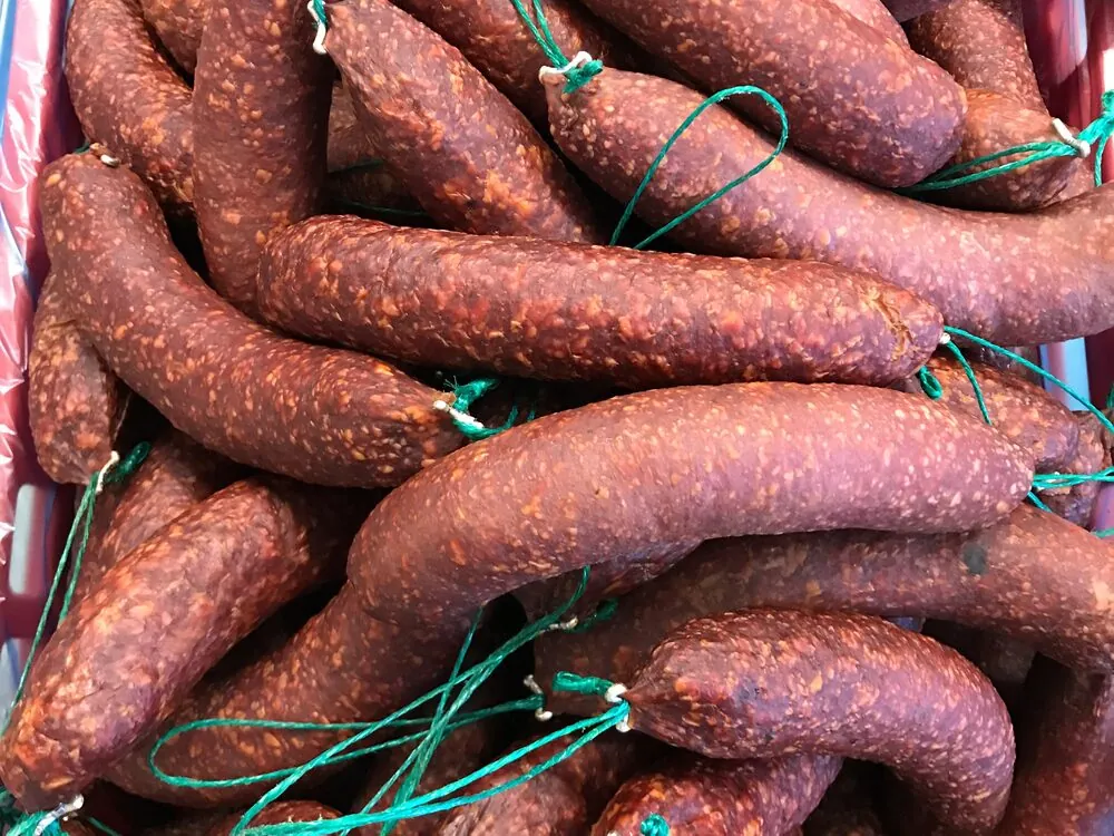 Fertig gereifte Trockenwürste in der Kiste